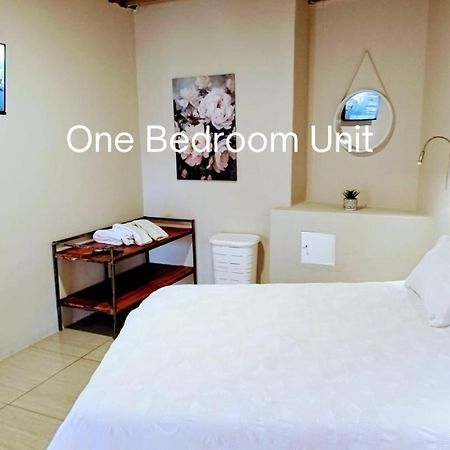 Appartamento Bateleur Self Catering Cc Windhoek Esterno foto