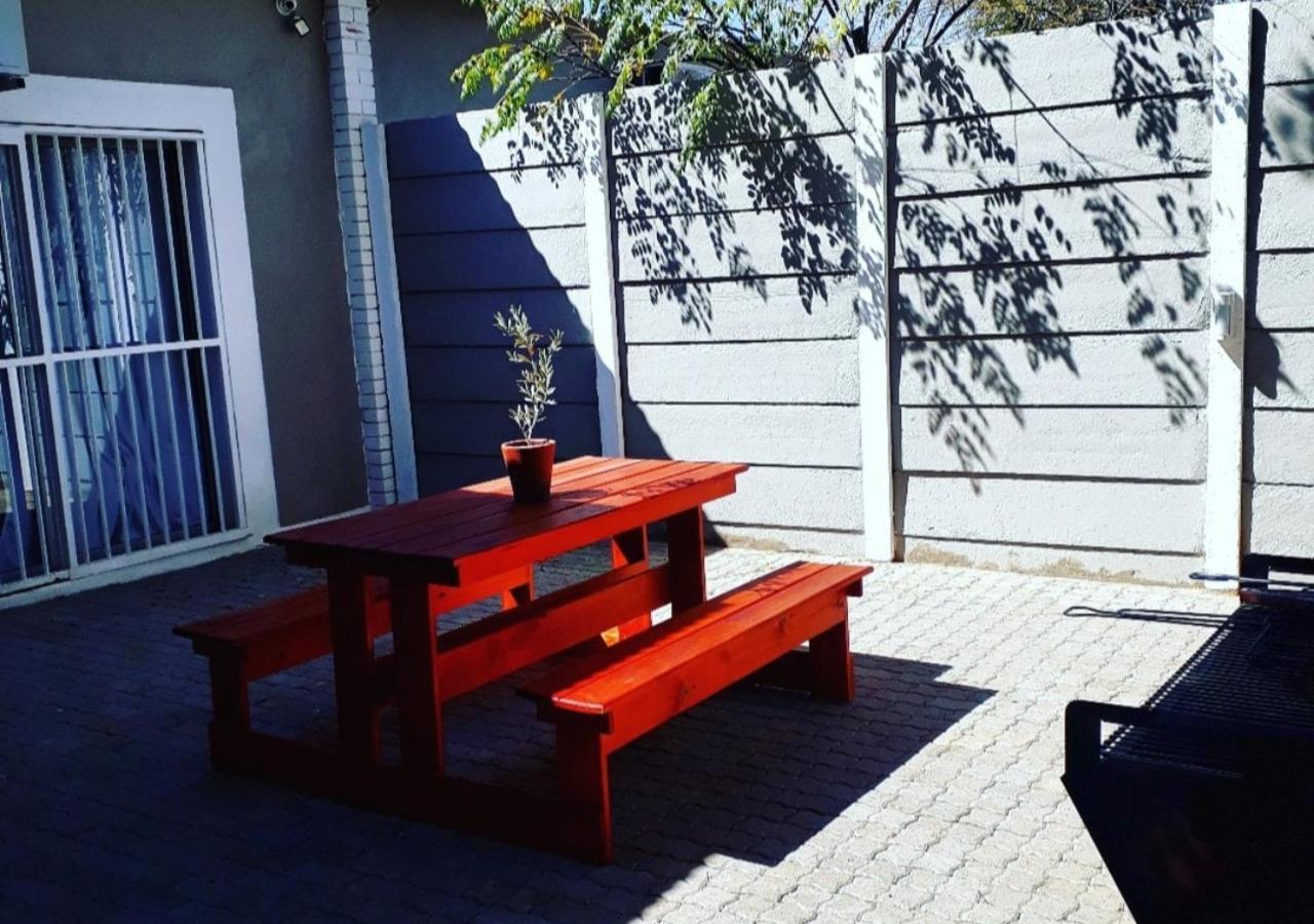 Appartamento Bateleur Self Catering Cc Windhoek Esterno foto