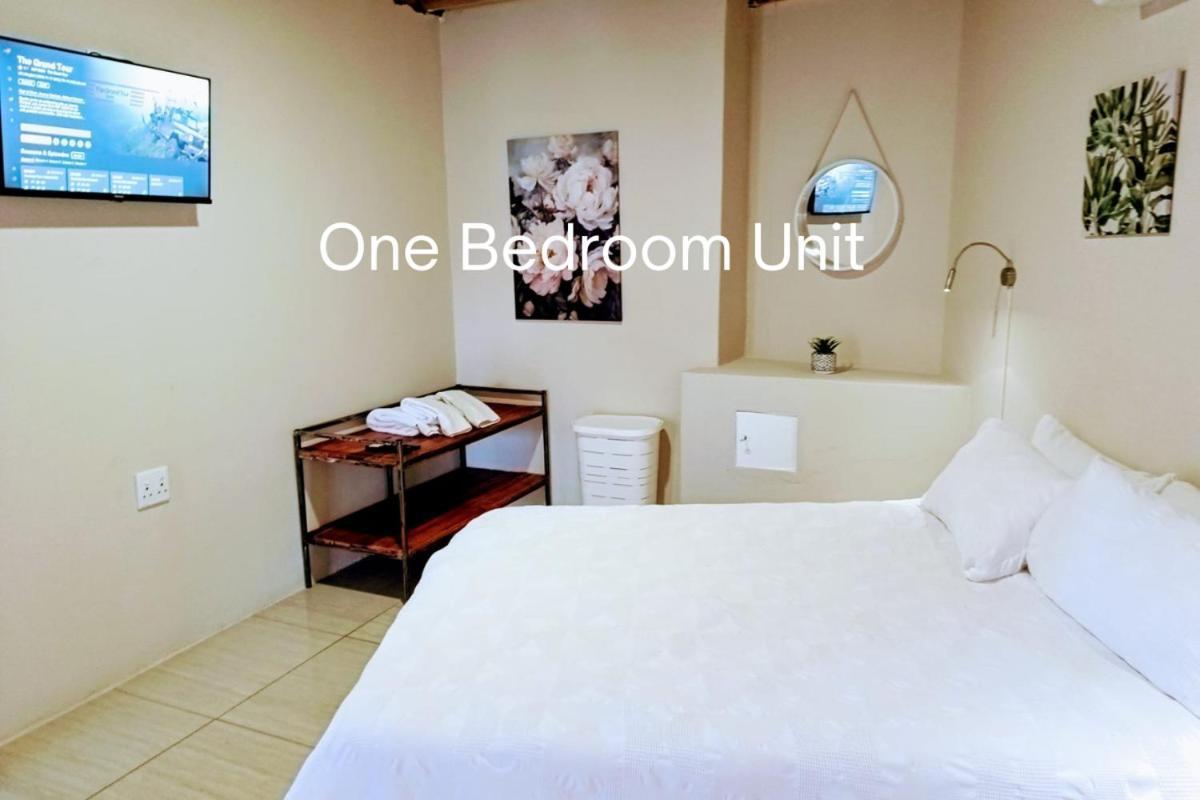 Appartamento Bateleur Self Catering Cc Windhoek Esterno foto